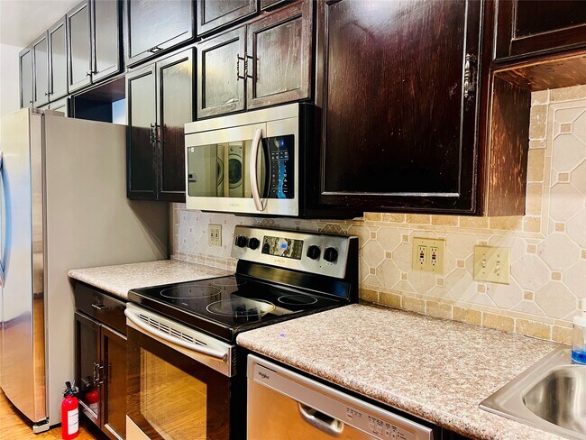 Building Photo - 2100 Tanglewilde St