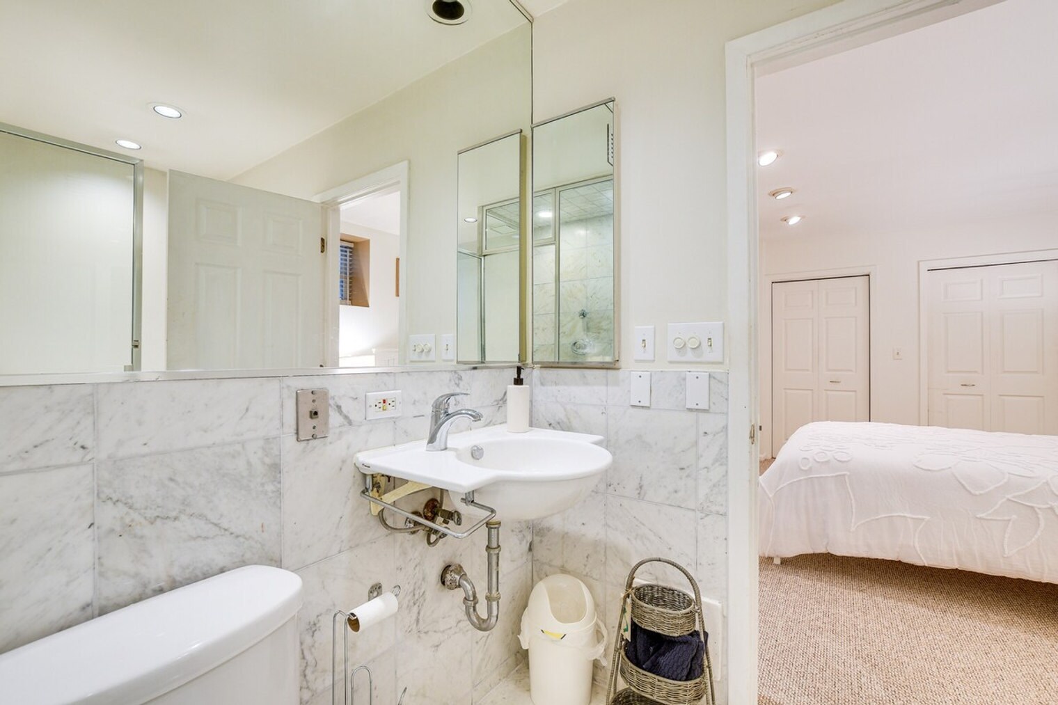 Building Photo - 2238 N Geneva Terrace