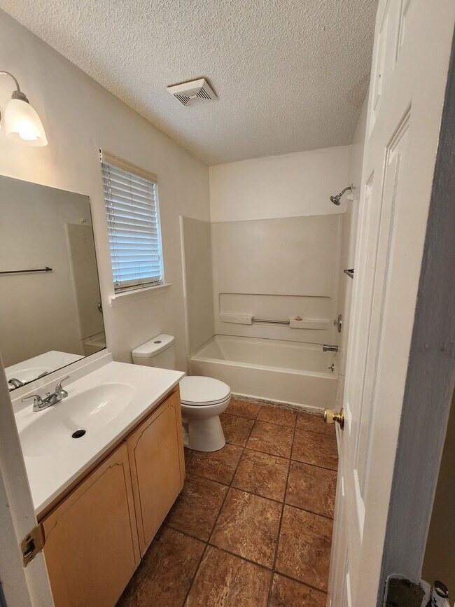 Building Photo - 908 Primrose Ln