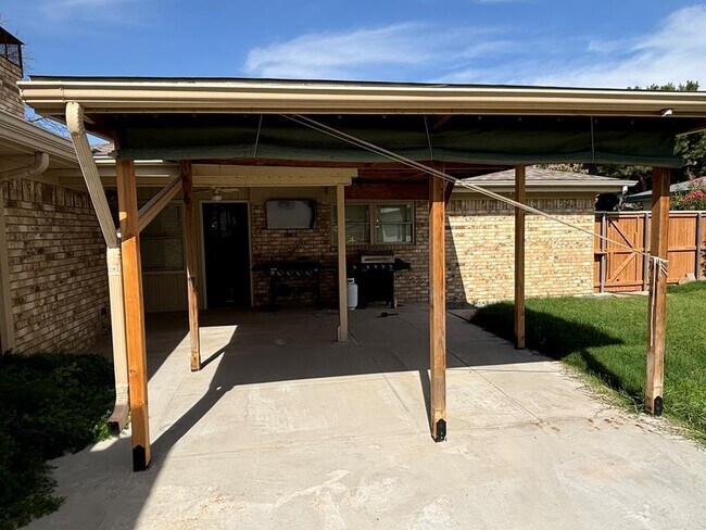 Building Photo - 4201 Valley Dr