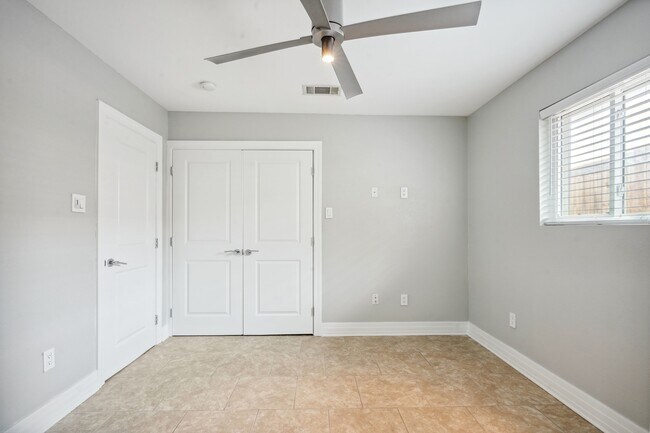 Building Photo - 6752 Fleur De Lis Dr