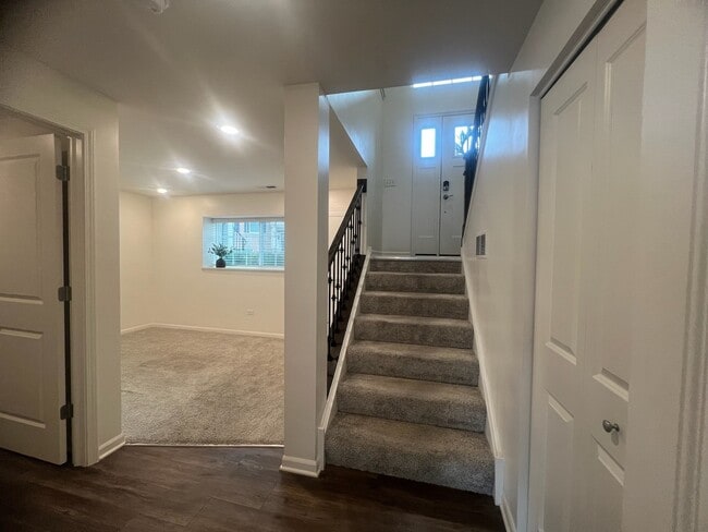 Building Photo - 285 Lakeshore Dr