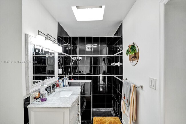 Building Photo - 5709 Bamboo Cir