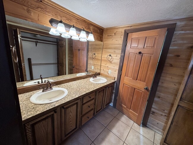 Building Photo - 1655 W Big Trail Dr