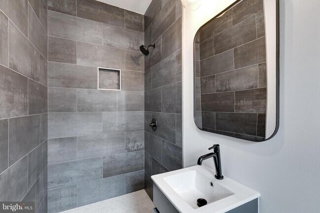 Building Photo - 555 N Lawrence St