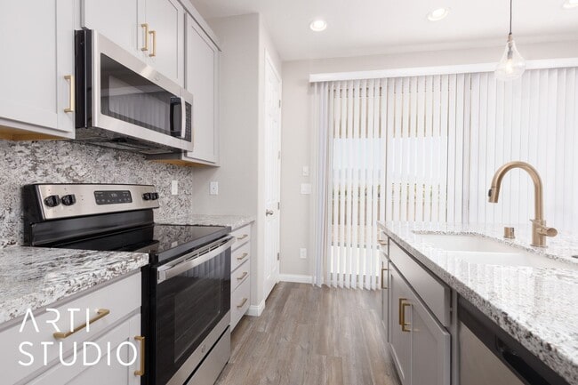 Building Photo - Beautiful Home on Parliament Pt With Spect...