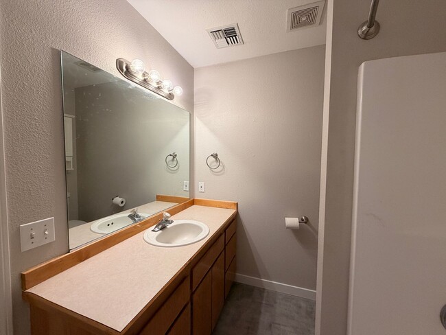 Building Photo - 1073 NE Hidden Valley Dr