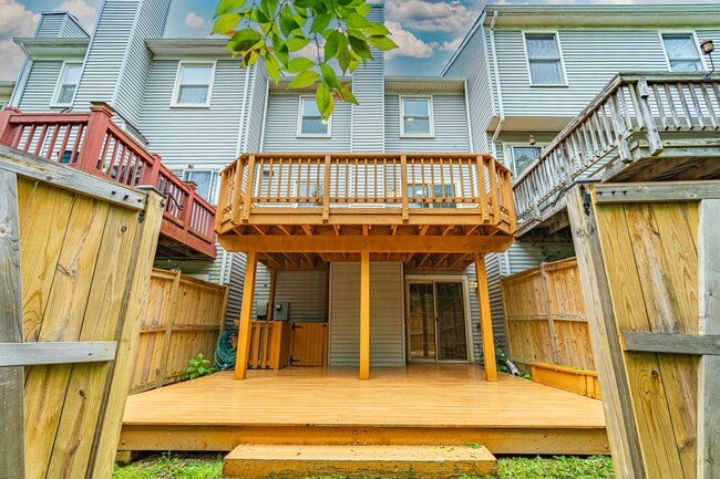 Building Photo - Fantastic townhome in Alexandria