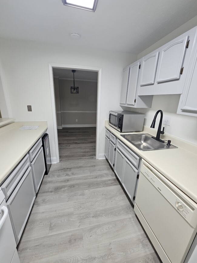 Kitchen - view leading into dinner room - 1605 Vicksburg Pl