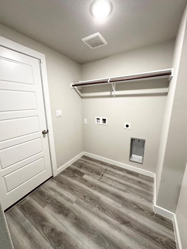 Building Photo - 3 Bedroom 2.5 Bathroom Ready to Rent ASAP!