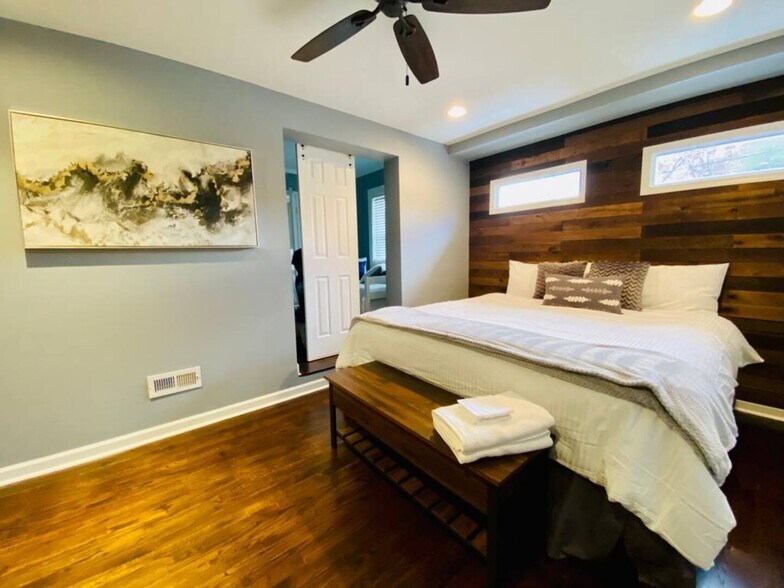 Master Bedroom - 1524 Woodland Cir SE