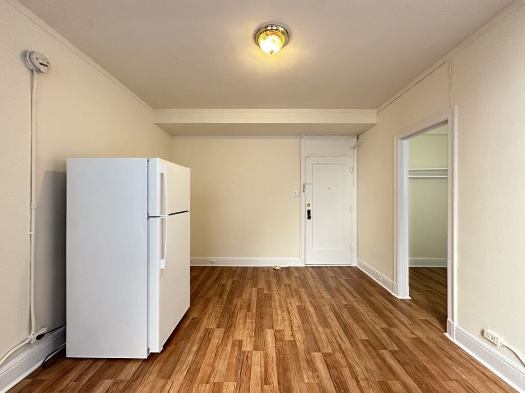 Building Photo - 3335 W Diversey Ave