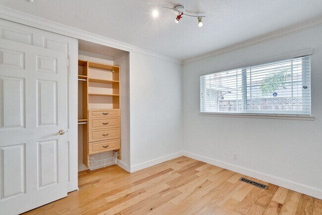 Building Photo - Spacious Home off of Hillsdale with Amazing Kitchen & Backyard! Ready to Rent.