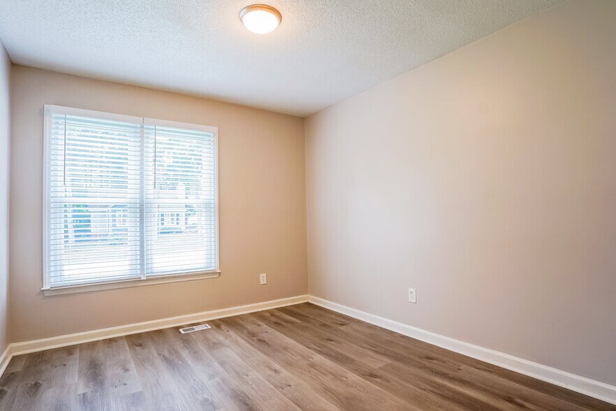 Building Photo - 303 Southampton Dr