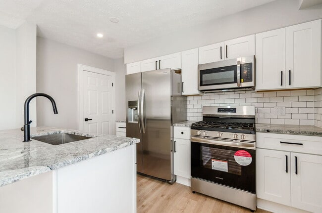 Building Photo - 2 Bedroom - Beautifully renovated, modern townhome close to downtown Columbus!