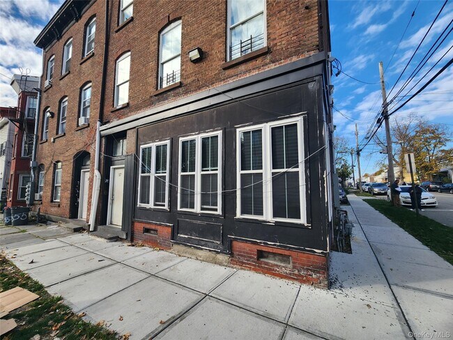 Primary Photo - 57 Carpenter Ave