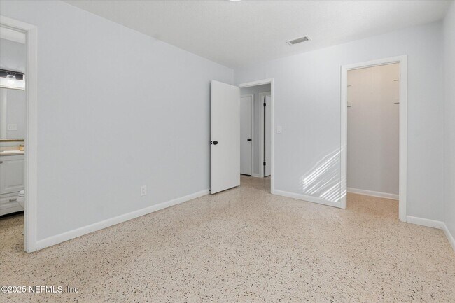 Building Photo - 863 Westgate Dr