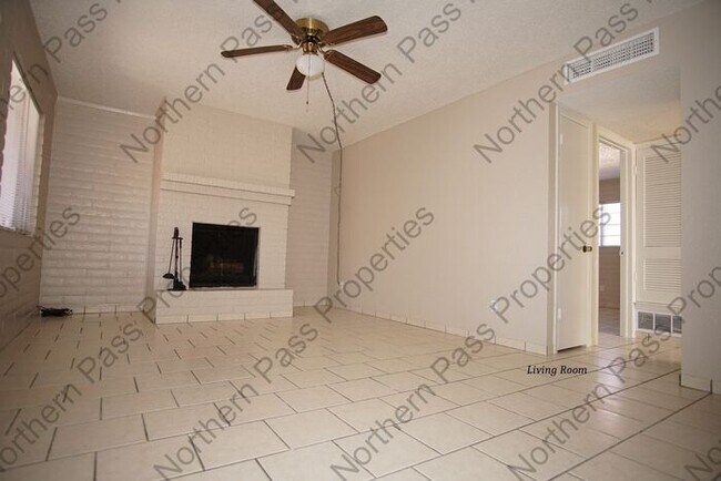 Building Photo - 2 Bedroom Duplex with Yard!