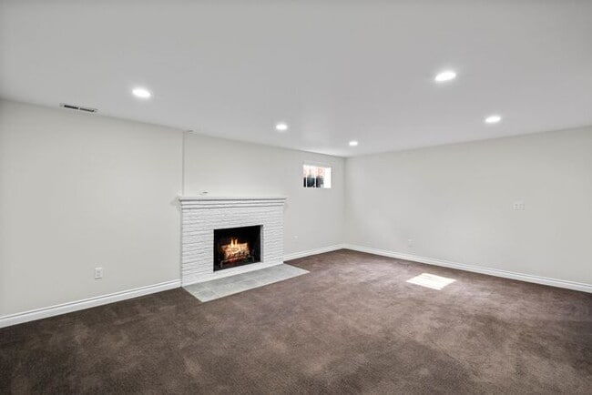 Building Photo - Elegant and Spacious Air-Conditioned Lincoln Park Rambler