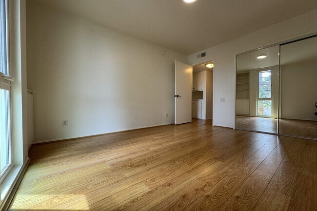 Building Photo - 5279 Newcastle Ave