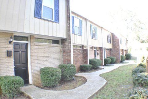 Building Photo - Your new home Awaits!