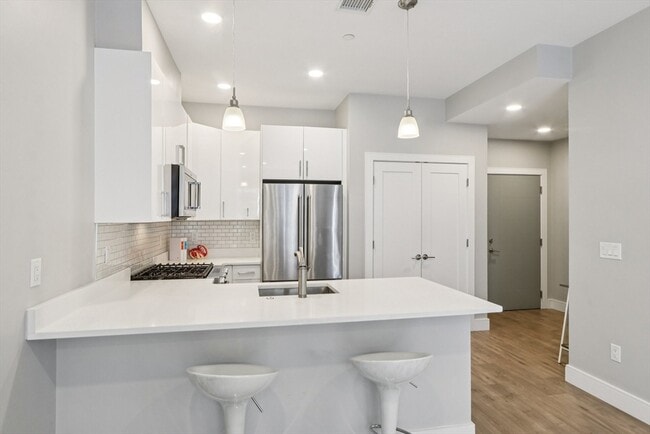Building Photo - 610 Rutherford Ave