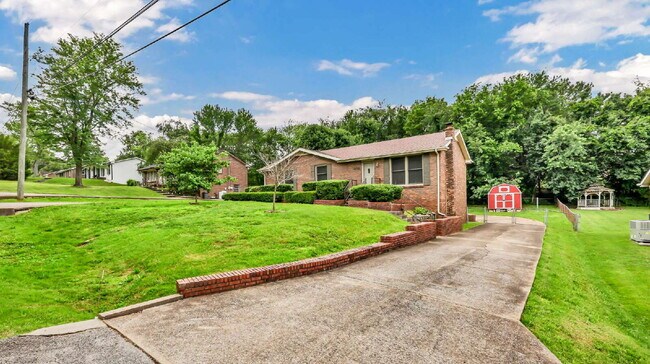 Building Photo - Wonderful 3 bed 2 bath with a modern interior