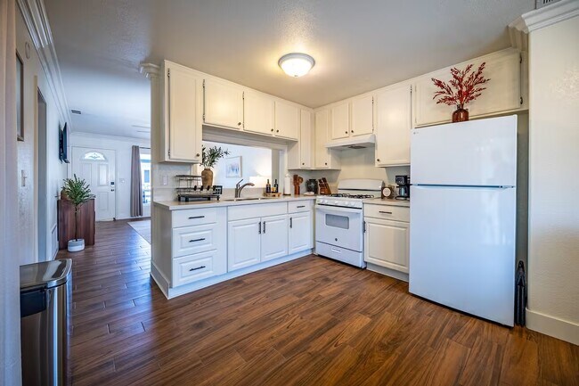 Building Photo - 1687 Sycamore St