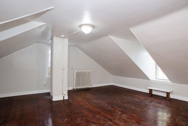 Building Photo - Conduit St - Walk EVERYWHERE from this dow...