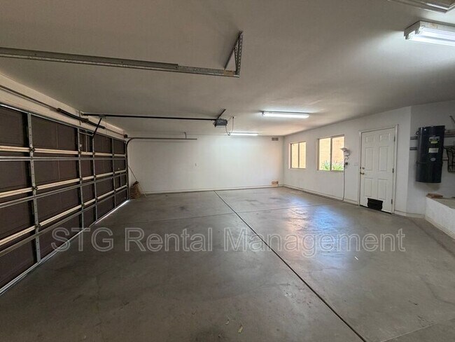 Building Photo - 3182 S Bloomington Dr W
