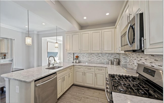 Building Photo - 4 bed 3.5 bath. Parking! Pets Welcome!