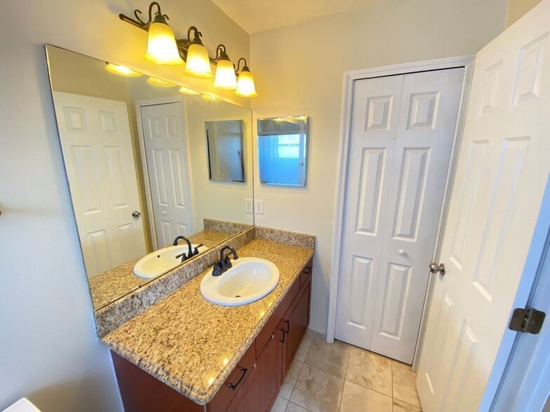 Building Photo - 1019 Great Shady Ln