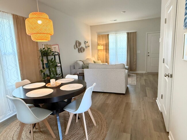 Building Photo - 1444 Donhill Dr