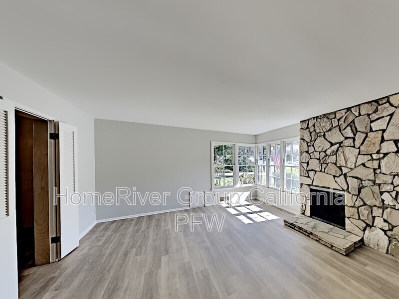 Building Photo - 2431 Sleepy Hollow Dr