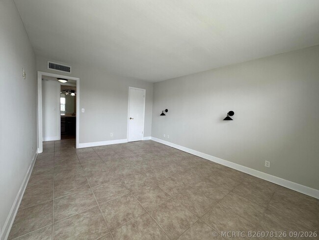Building Photo - 309 Lake Cir