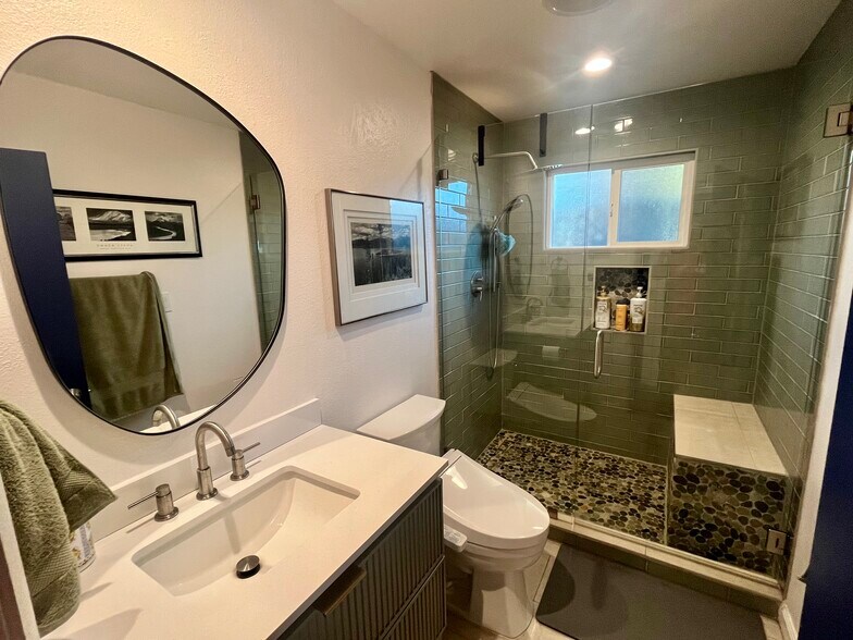 Building Photo - 915 University Ter