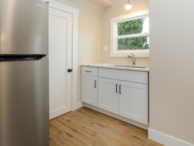 Building Photo - 4215 N Colonial Ave