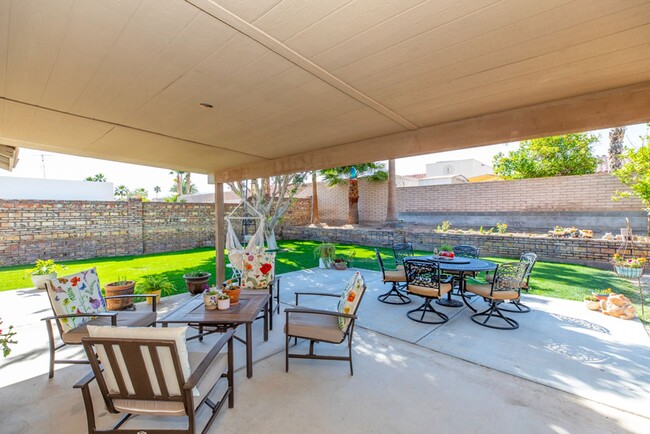 Building Photo - Spacious 2-Bedroom Home with Room to Roam ...