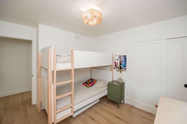 Building Photo - Remodeled South Huntington Beach Home
