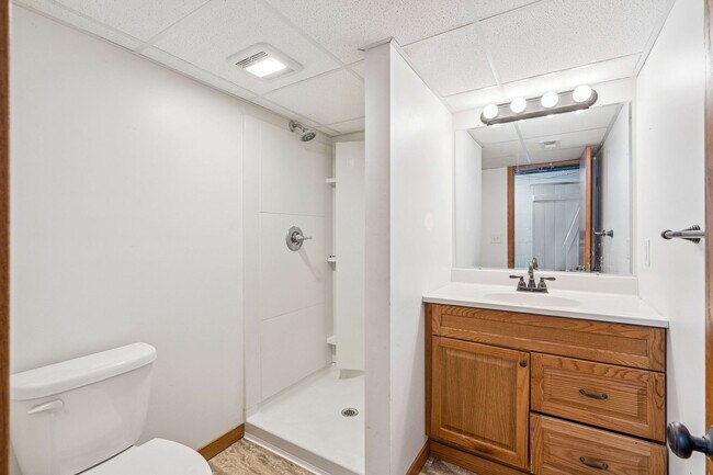 Building Photo - Cute 4 Bedroom 2 Bath Bungalow with a fenc...
