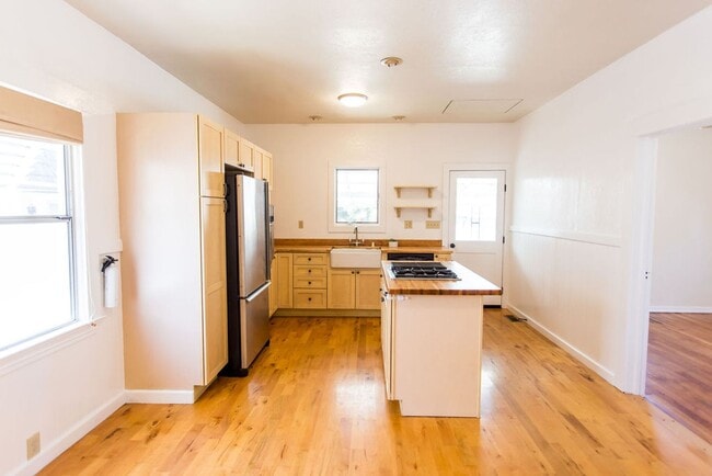 Building Photo - Charming 2 Bedroom House with Expansive Wo...