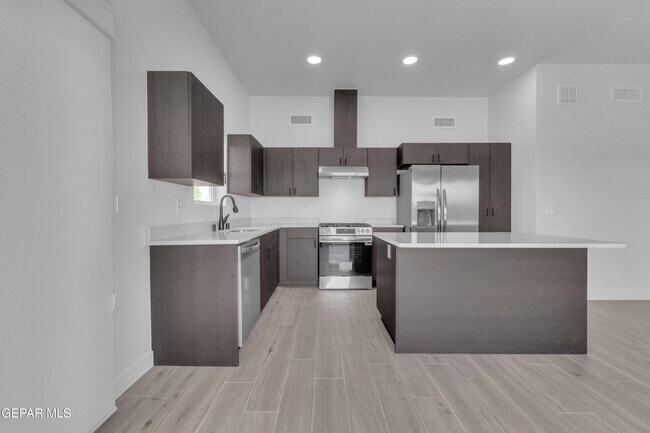Building Photo - 5981 Ruidoso Downs St