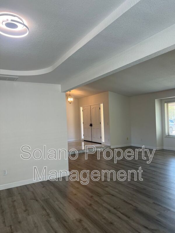 Building Photo - 142 Hillview Dr