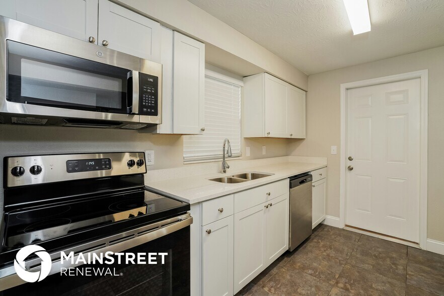 Building Photo - 583 Madeira Dr