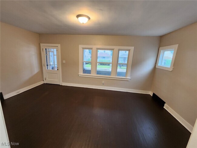 Building Photo - 2200 W 104th St