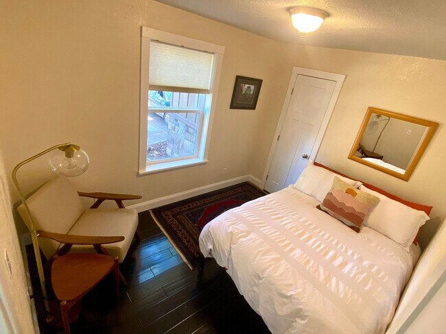 Building Photo - Short-Term Special $500 OFF First Month Rent | Short-Term Lease