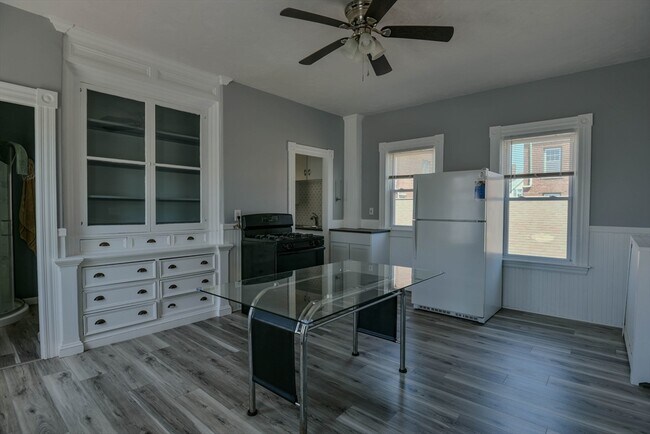 Building Photo - 407-409-409 Bolton St