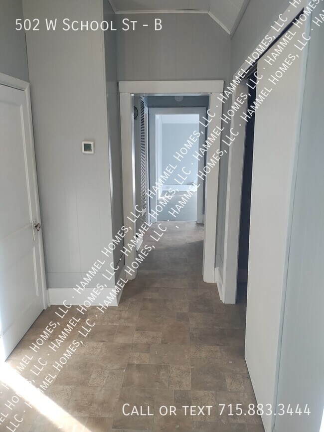 Building Photo - 502 W School St