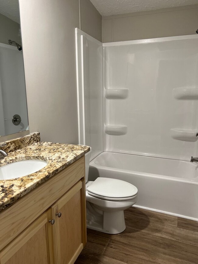 Building Photo - Fully Renovated & Pet Friendly 3 Bedroom, ...