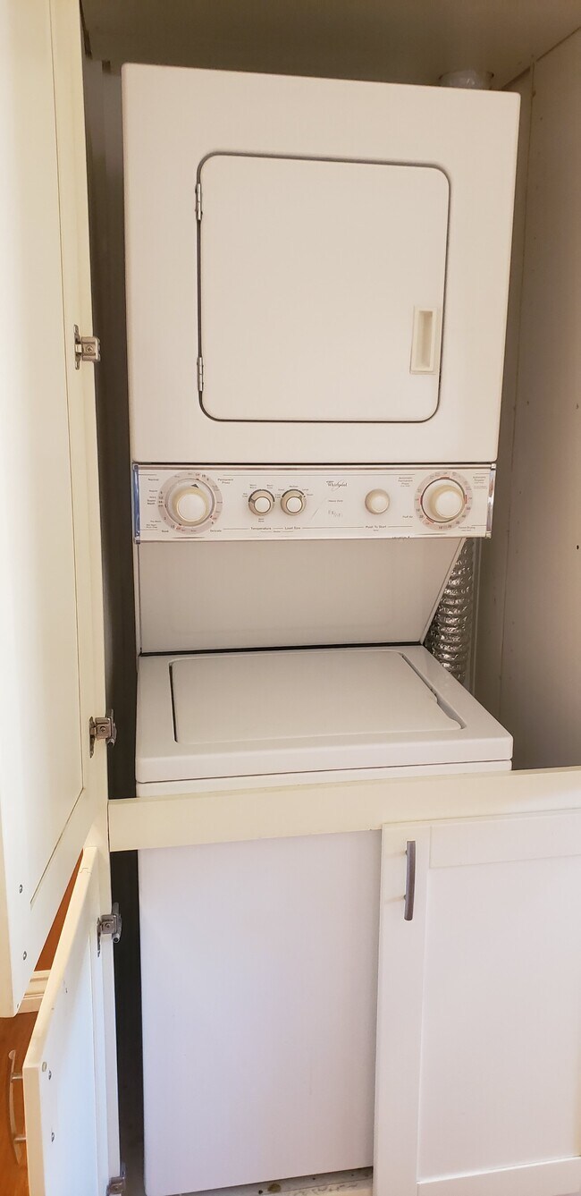 Building Photo - 13833 Oxnard St